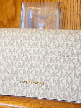 New! Michael Kors Cream Logo Continental Wallet